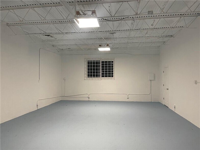 More Photos Of 665 W Prospect Rd, Oakland Park Showroom For Lease