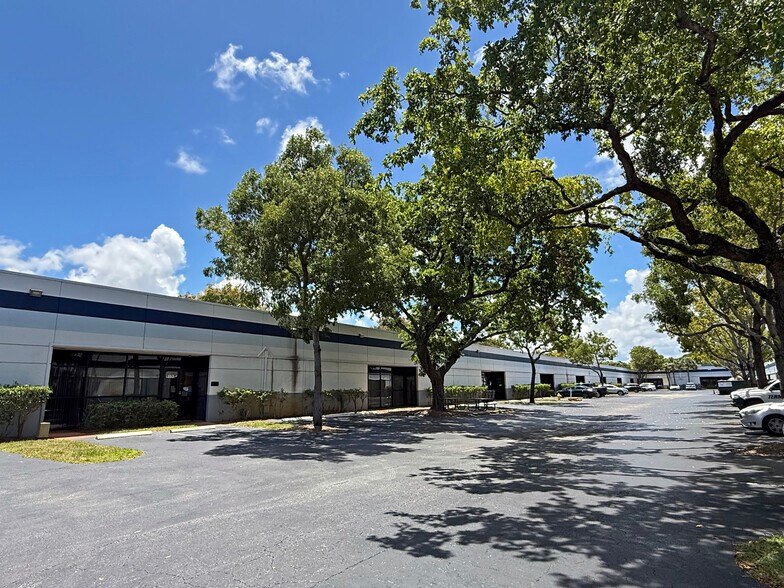 More Photos Of 602 S Military Trl, Deerfield Beach Showroom For Lease