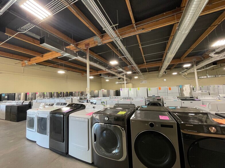 More Photos Of 4825 Commercial St SE, Salem Freestanding For Lease