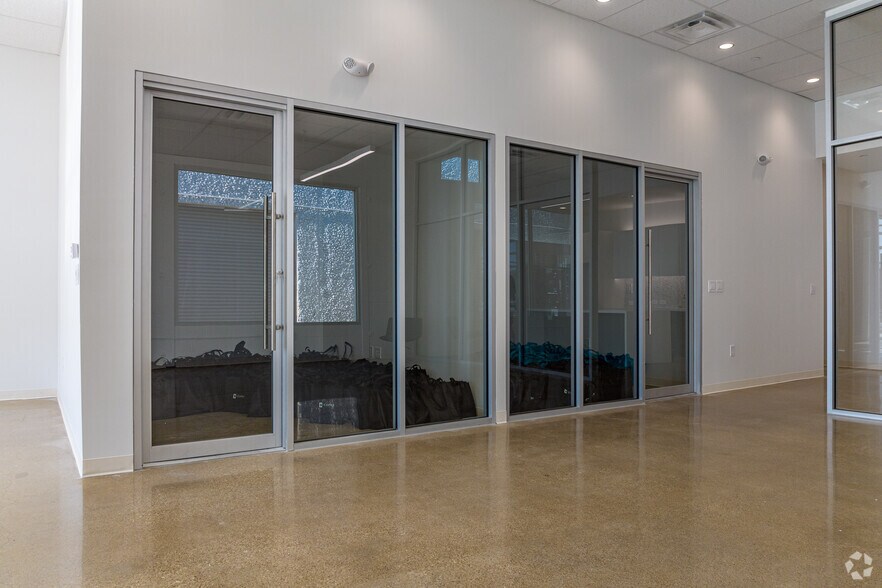 More Photos Of 3216-3308 Royalty Row, Irving Showroom For Lease