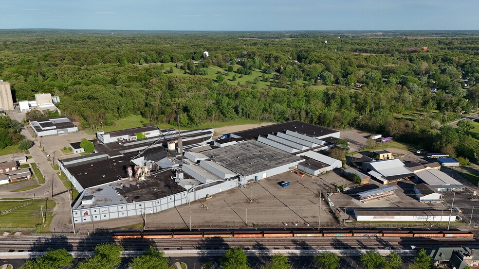 Primary Photo Of 202 Spaulding St, Dowagiac Distribution For Lease