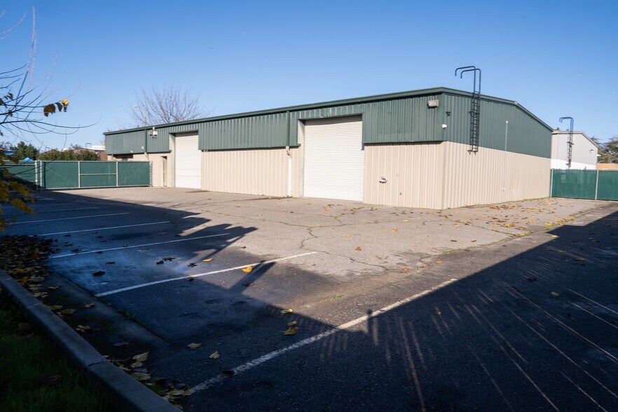 More Photos Of 1568 N Woodrow Ave, Fresno Warehouse For Lease