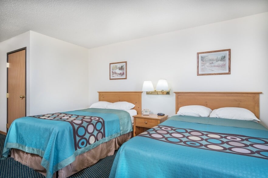 More Photos Of 726 S Lake Ave, Phillips Hotel For Sale