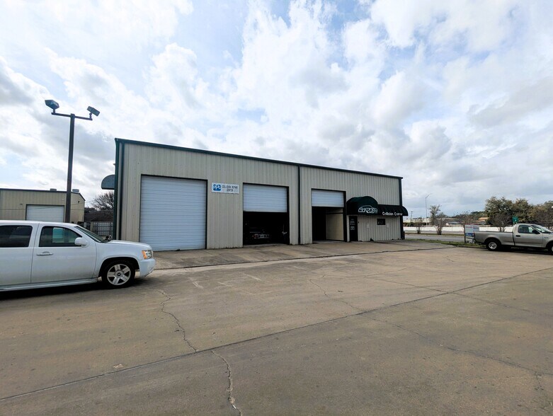 More Photos Of 5320 W Parkway St, Groves Industrial For Sale