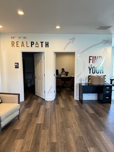More Photos Of 175 Country Club Dr, Stockbridge Medical For Lease
