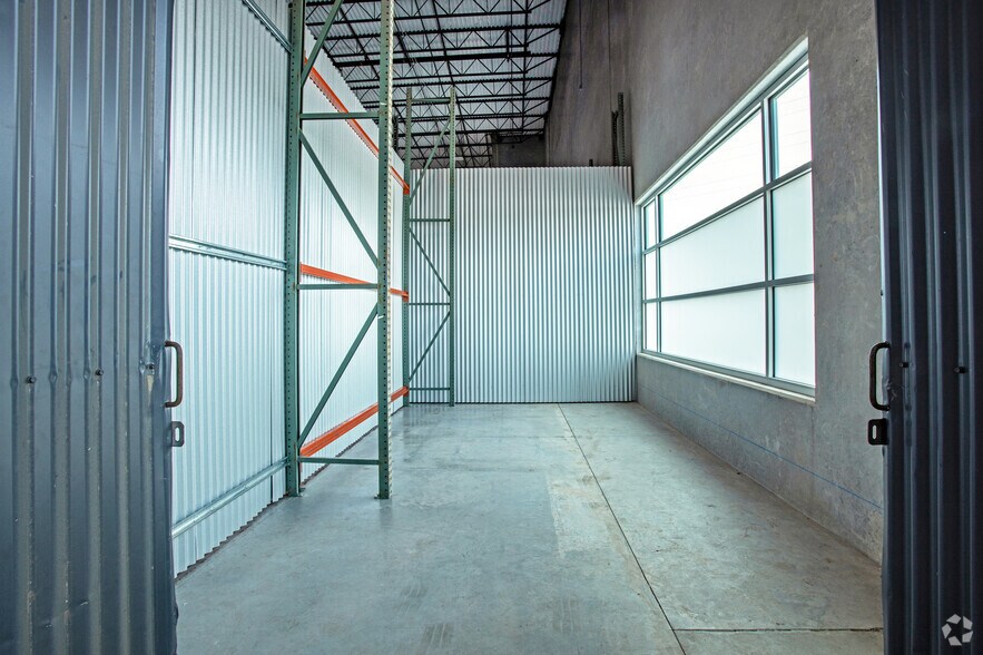 More Photos Of 2700 Louis Henna Blvd, Round Rock Warehouse For Lease