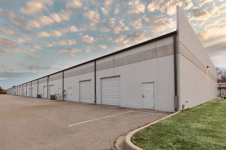 More Photos Of 2093 Thomas Rd, Memphis Unknown For Lease