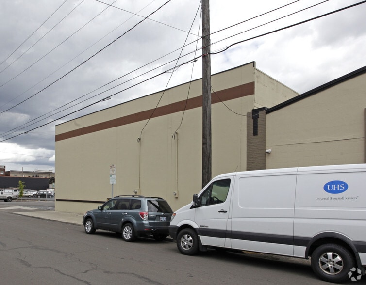 More Photos Of 602 SE Salmon St, Portland Warehouse For Lease