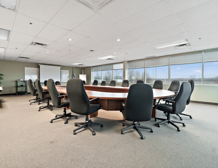 More Photos Of 1555 Boul Lionel-Boulet, Varennes Office For Lease