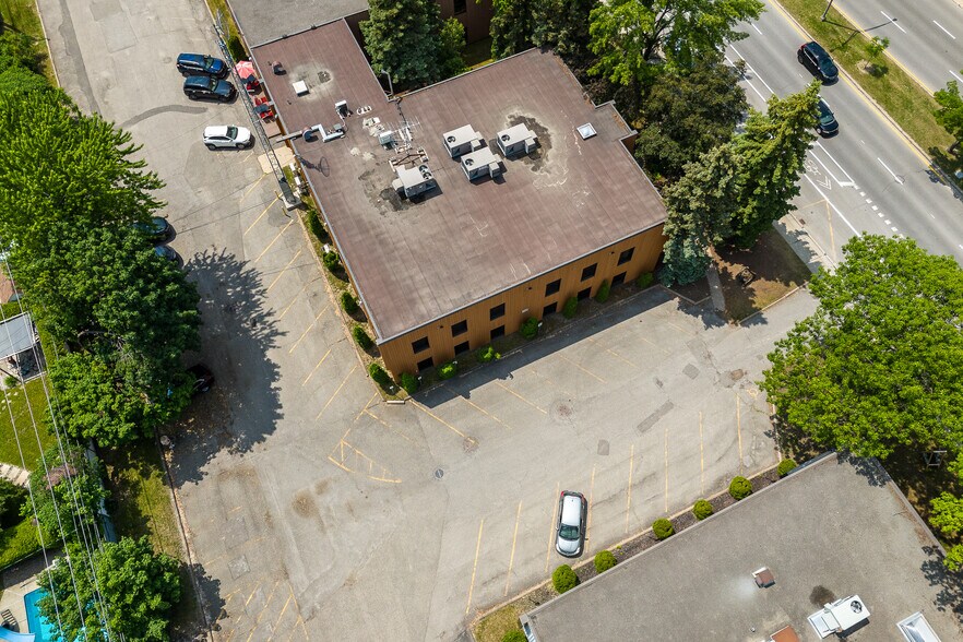 More Photos Of 2830 Boul Saint-Martin E, Laval Office For Lease