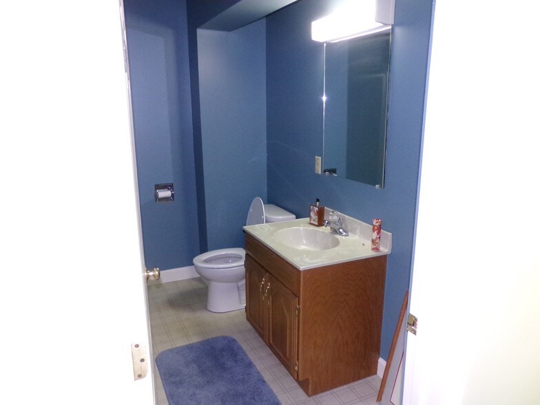 More Photos Of 401 Gilford Ave, Gilford Medical For Lease