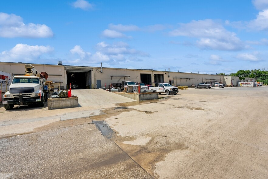 More Photos Of 2301 Fleur Dr, Des Moines Warehouse For Sale
