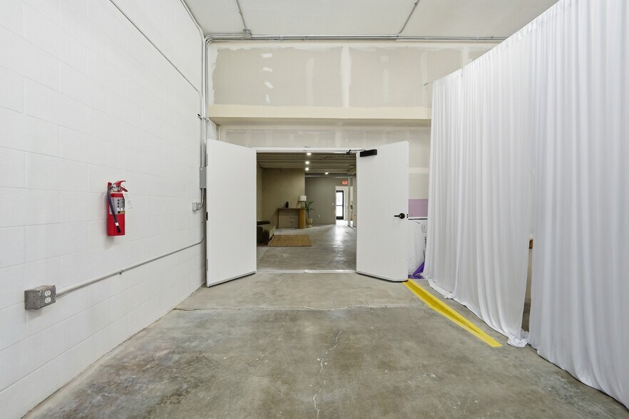 More Photos Of 104-108 W 31st St, Garden City Light Manufacturing For Sale