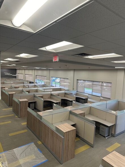 More Photos Of 2901 E 78th St, Bloomington Light Distribution For Sale