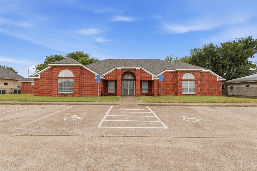 Primary Photo Of 3925 Jack Kultgen Expy, Waco Office For Lease