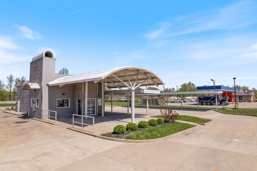 Primary Photo Of 7010 Raggard Rd, Louisville Fast Food For Sale