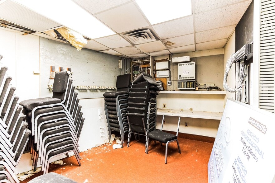 More Photos Of 200 W 4th St, Plainfield Light Distribution For Lease