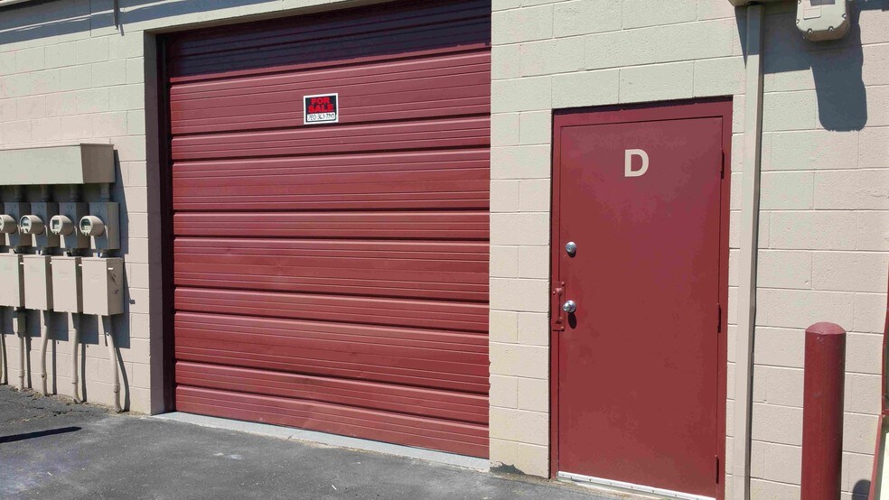 More Photos Of 720 Billings St, Aurora Showroom For Lease