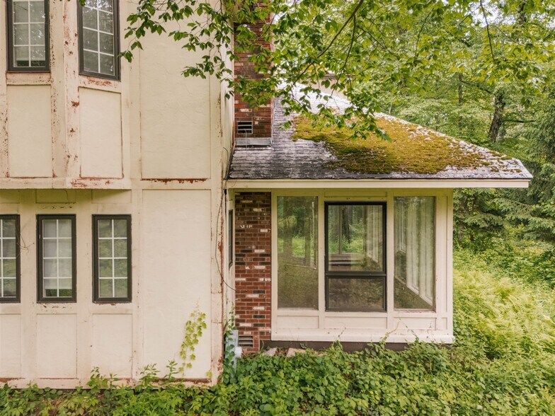 More Photos Of 37-60 Blackburn Rd, Selkirk Apartments For Sale