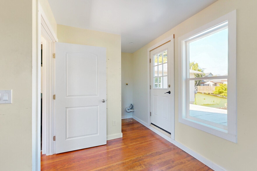 More Photos Of 5874 Doyle St, Emeryville Office For Sale