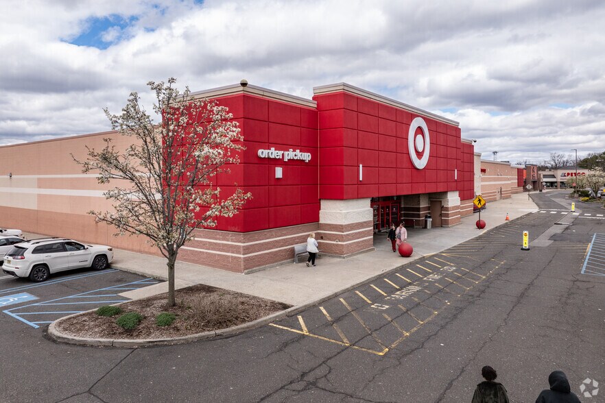 More Photos Of 350-400 Ryders Ln, Milltown General Retail For Lease