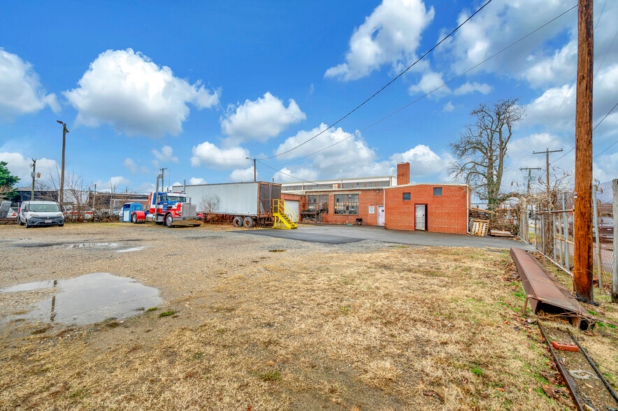 More Photos Of 400-410 Amaret St, Fredericksburg Auto Repair For Lease