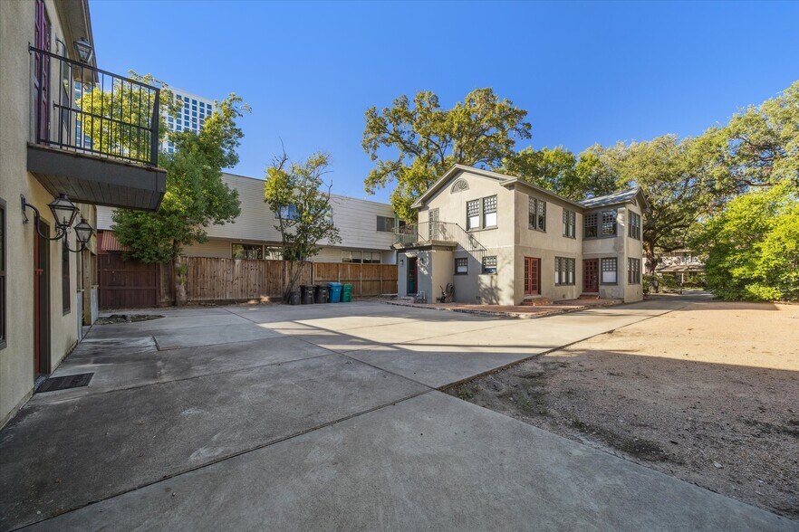 More Photos Of 815 Hawthorne St, Houston Office For Sale