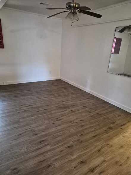 More Photos Of 701 E Pine St, Edgewood Flex For Lease