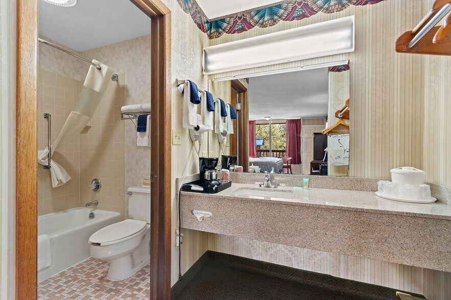 More Photos Of 110 Huntsville Rd, Eureka Springs Hotel For Sale