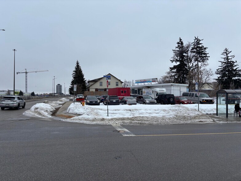 Primary Photo Of 2191 Kingsway Dr, Kitchener Freestanding For Sale