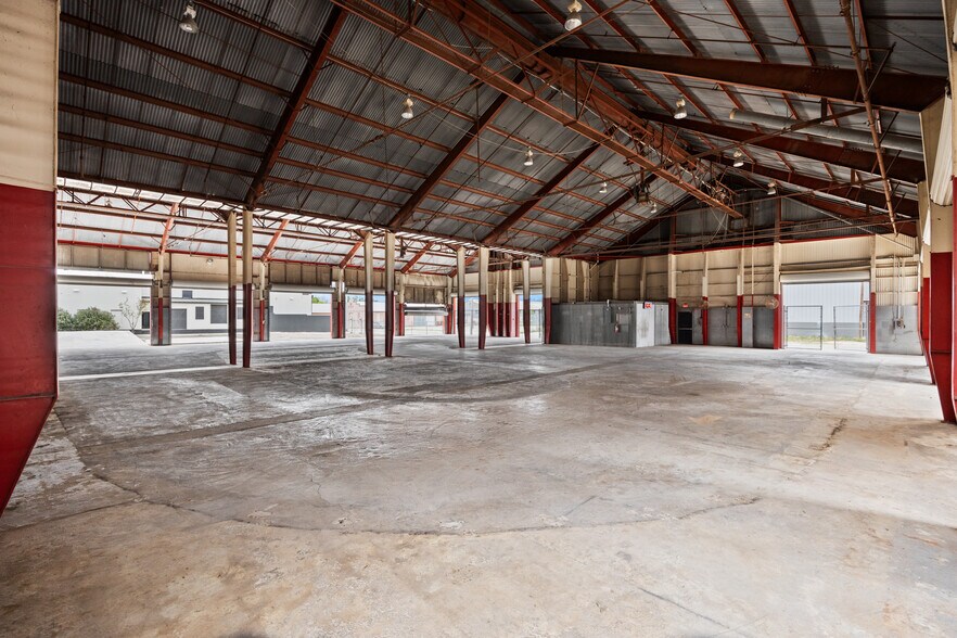 More Photos Of 1127 Bowie St, Seguin Industrial For Lease