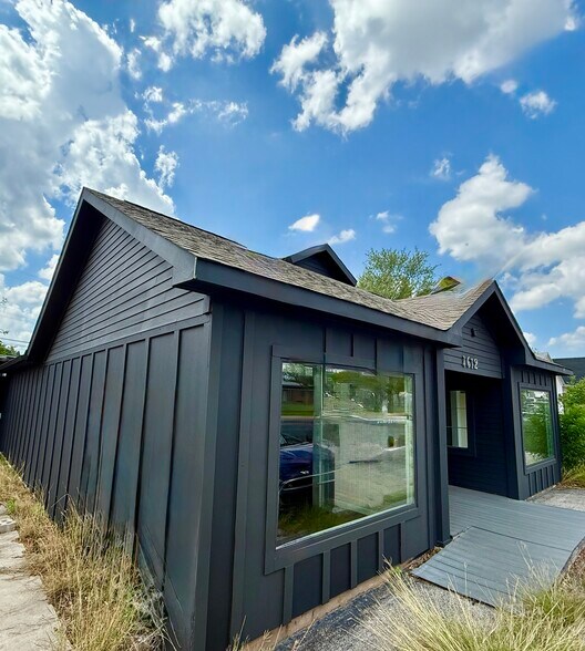 More Photos Of 4612 Burnet Rd, Austin Freestanding For Lease