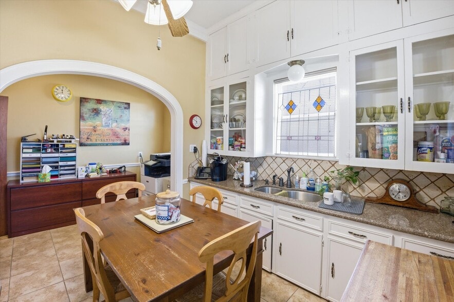 More Photos Of 717 E 1st St, Humble Office Residential For Sale