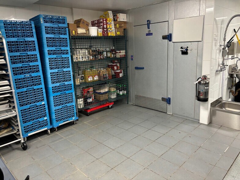 More Photos Of 428 S 5th St, Brooklyn Hotel For Lease