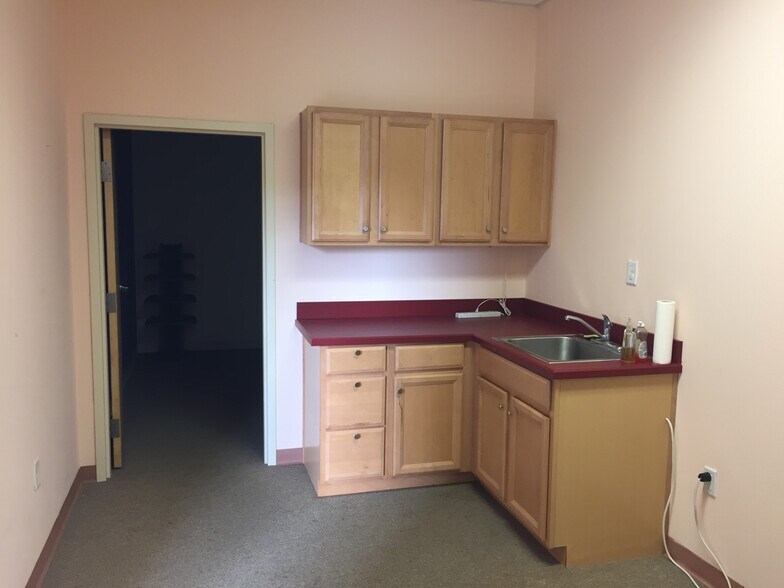 More Photos Of 8725 Youngerman Ct, Jacksonville Warehouse For Sale