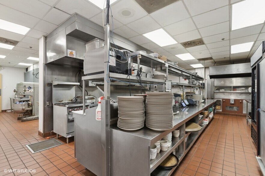 More Photos Of 22221 N Pepper Rd, Lake Barrington General Retail For Sale