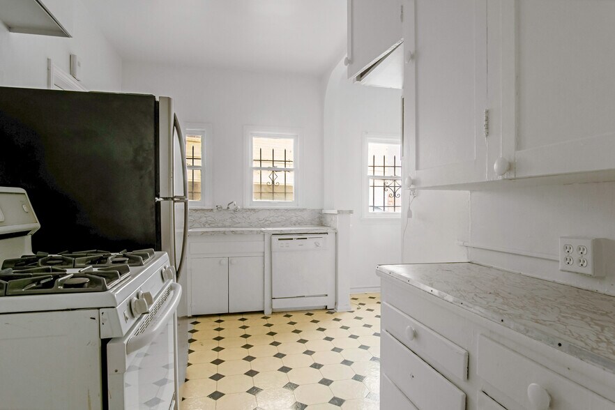 More Photos Of 712 S Stanley Ave, Los Angeles Apartments For Sale