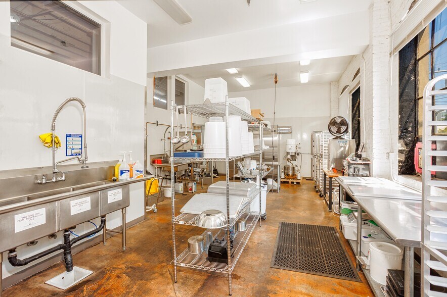 More Photos Of 205-207 NE Martin Luther King Jr Blvd, Portland Service For Lease