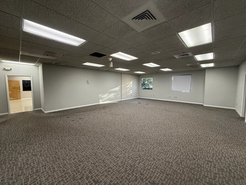More Photos Of 7565-7575 Commerce Ct, Sarasota Flex For Sale