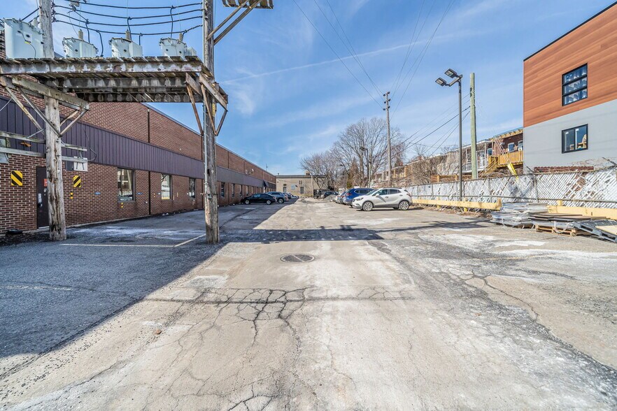 More Photos Of 5655 Rue de Marseille, Montréal Light Distribution For Lease