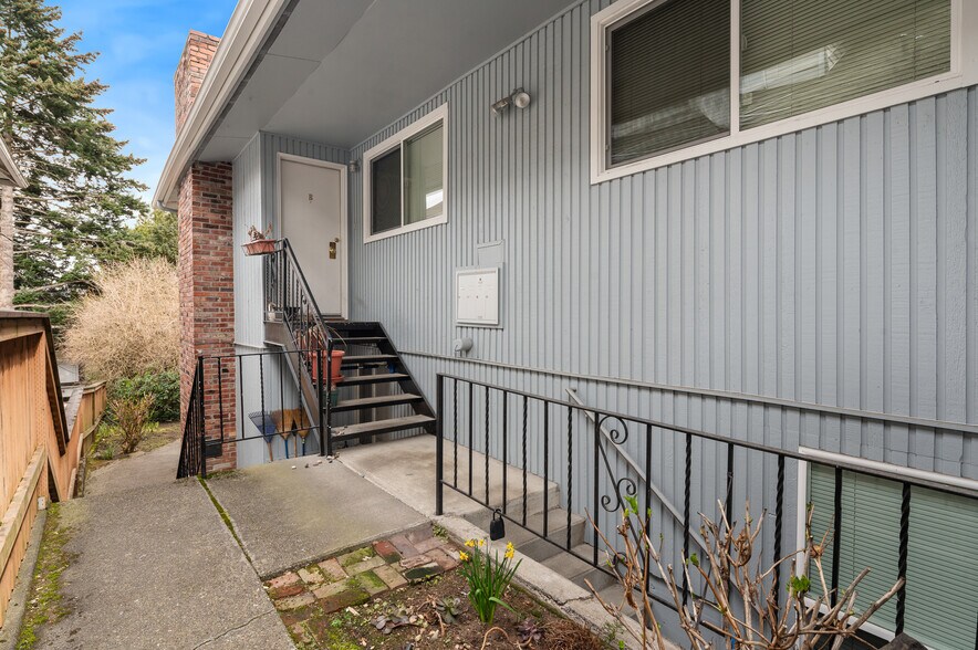 More Photos Of 633 W Emerson St, Seattle Multifamily For Sale