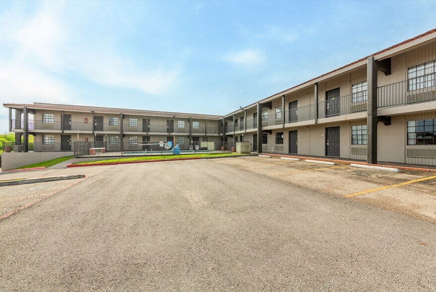More Photos Of 1112 S Fort Hood St, Killeen Hotel For Sale