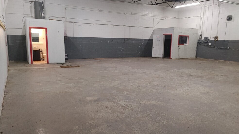 More Photos Of 9912 72 Ave NW, Edmonton Industrial For Lease