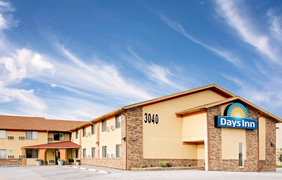 Primary Photo Of 3040 5th Ave S, Fort Dodge Hotel For Sale