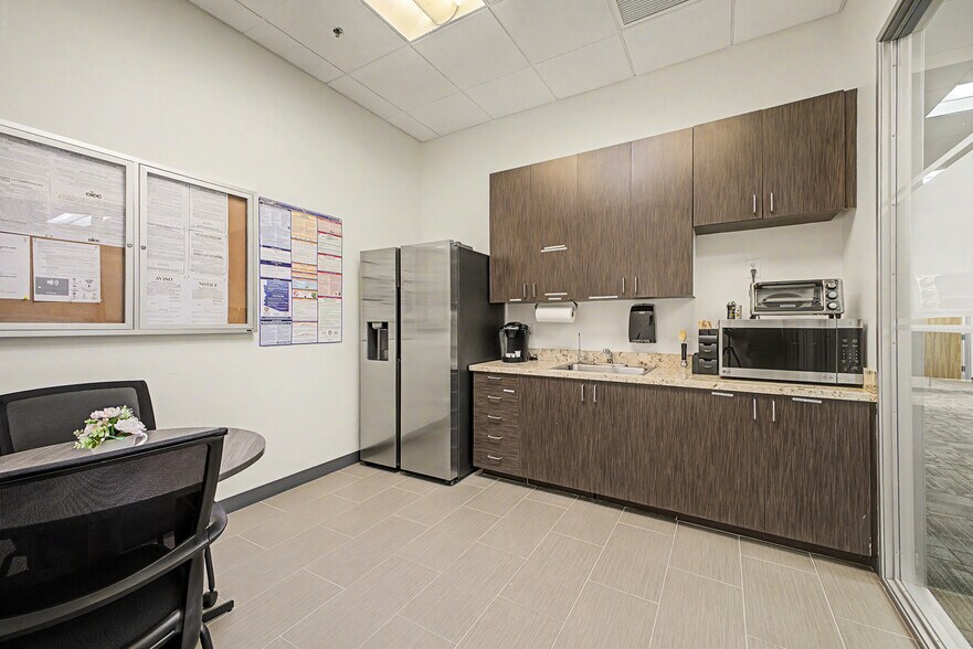 More Photos Of 230 N 48th Ave, Phoenix Manufacturing For Lease
