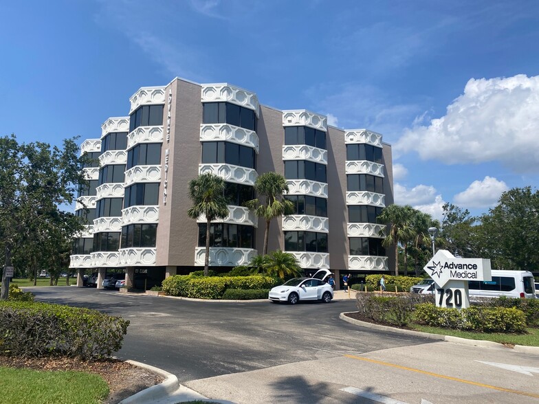 Primary Photo Of 720 Goodlette Rd N, Naples Medical For Lease