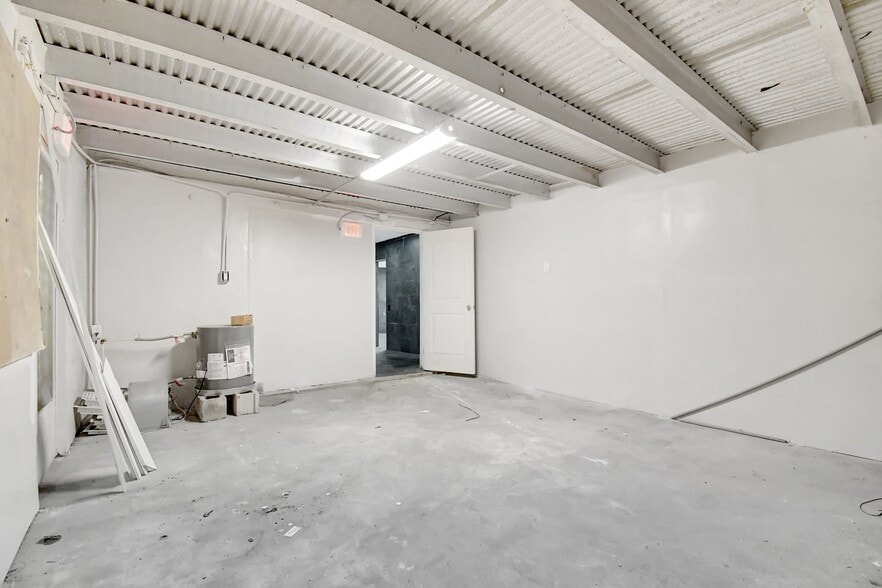 More Photos Of 2160 NW 24th St, Fort Lauderdale Auto Dealership For Sale