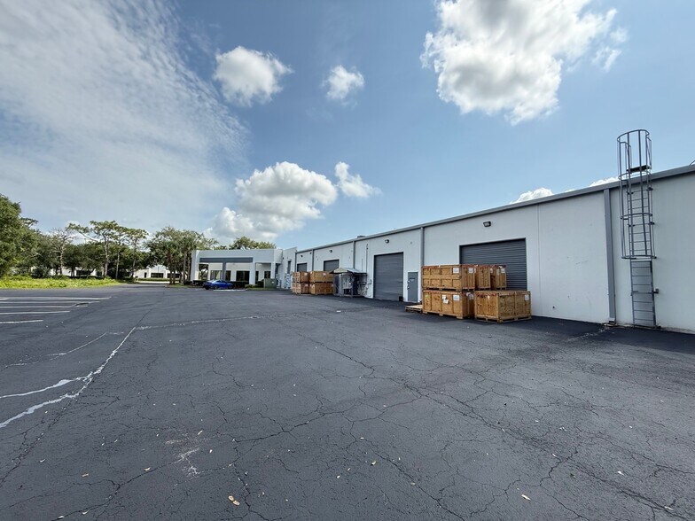 More Photos Of 1801 Penn St, Melbourne Research And Development For Lease