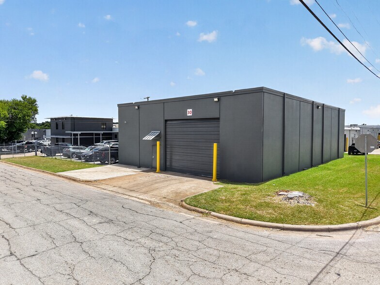 More Photos Of 2100 E Richmond Ave, Fort Worth Manufacturing For Lease