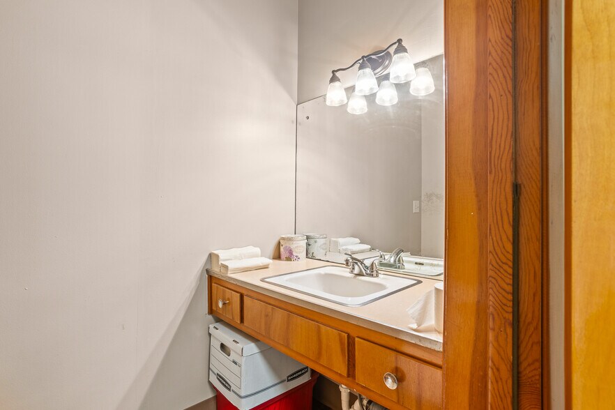 More Photos Of 105 Sycamore St, Medway Medical For Sale